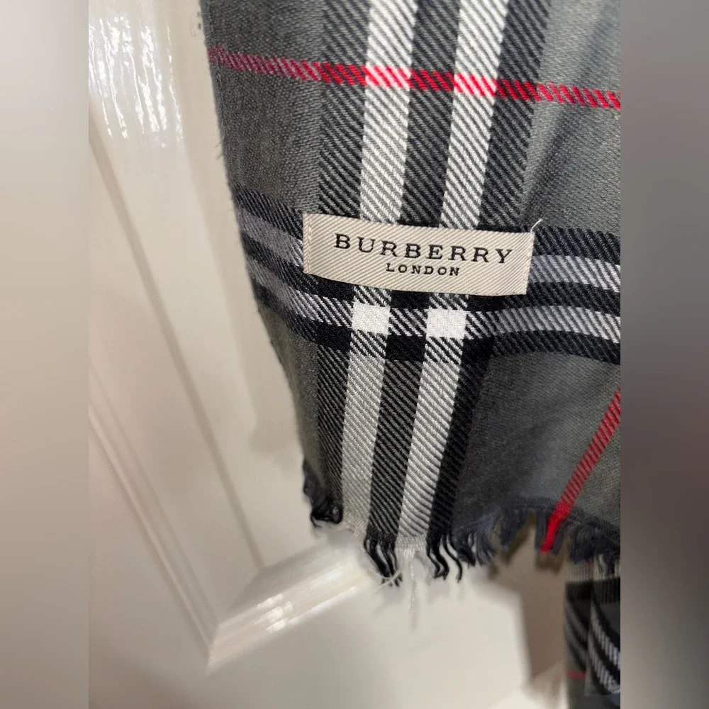 Burberry The Classic Vintage Check Cashmere Scarf for Women - Pewter Gray - Picture 4 of 5